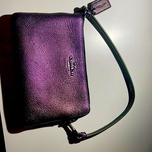 I’m selling a coach wristlet